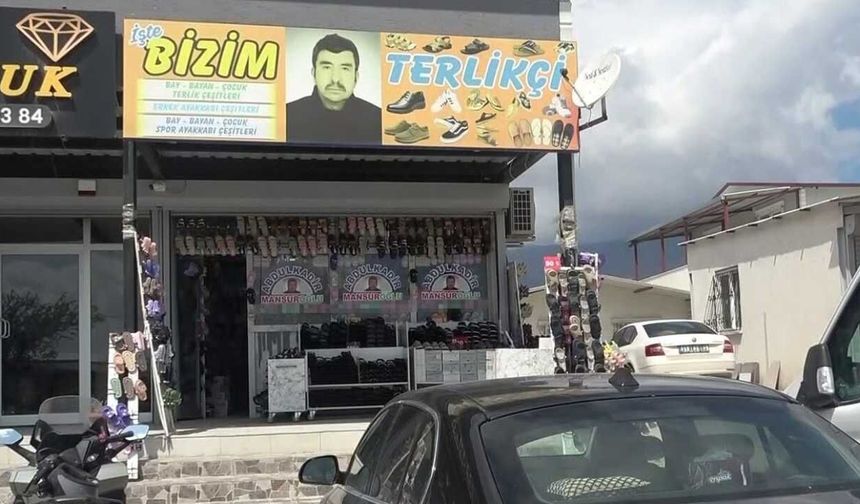 Depremzede Esnaf Müşterileri İçin Dükkanına Vesikalık Fotoğrafını Astı