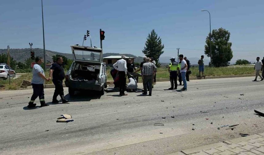 Hassa’da Seyir Halindeki İki Otomobil Çarpıştı