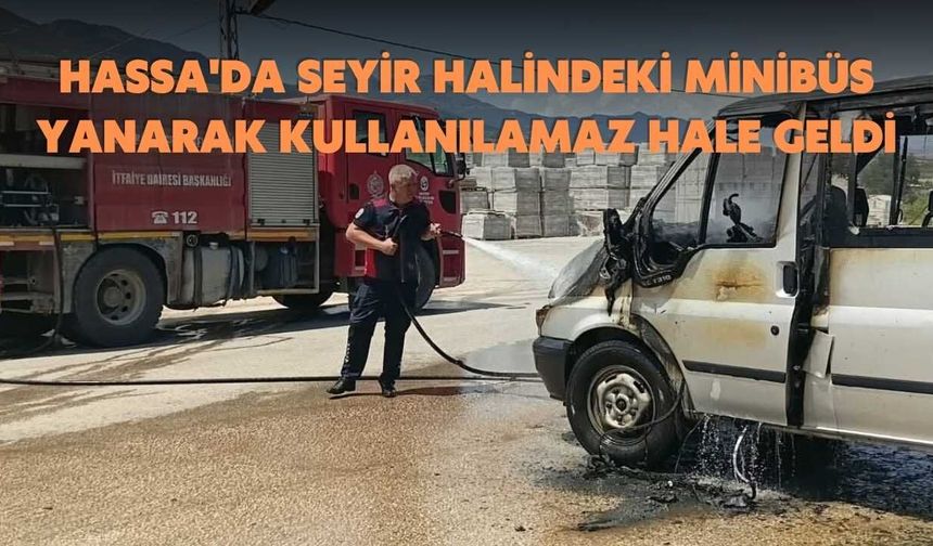 Hassa'da Seyir Halindeki Minibüs Yanarak Kullanılamaz Hale Geldi