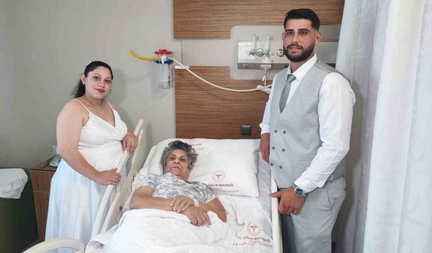 Hastanedeki Anneye Gelin ve Damattan Sürpriz Ziyaret