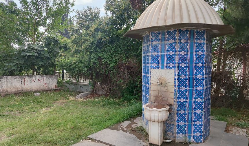 Osmaniye’de Anıt Yanındaki Çeşme Görenlerin Dikkatini Çekiyor