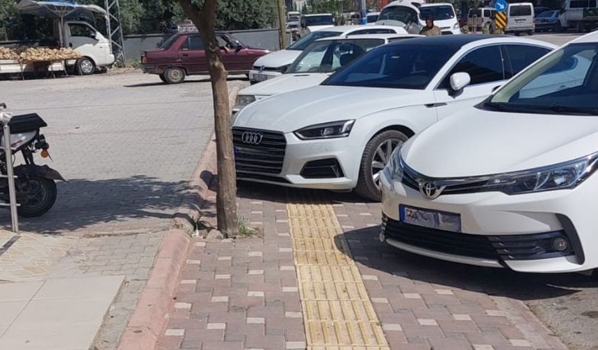 Osmaniye'de Engelli Yolu Araçlar Tarafından Kapatıldı