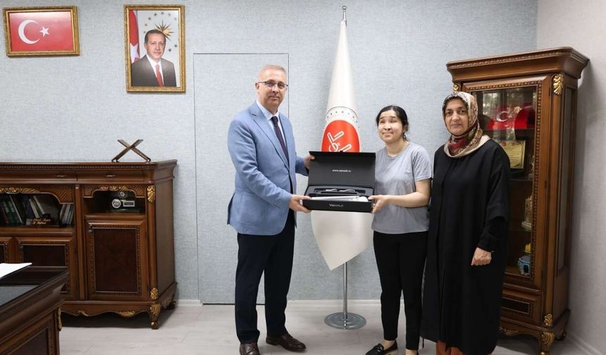 Osmaniye'de Görme Engelli Öğrenciye Akıllı Baston Hediyesi