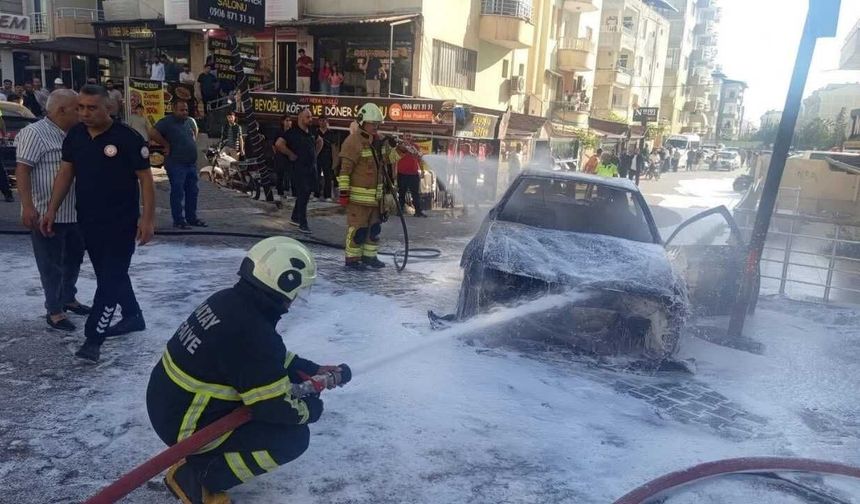 Reyhanlı'da Seyir Halindeki Otomobil Alev Alev Yandı