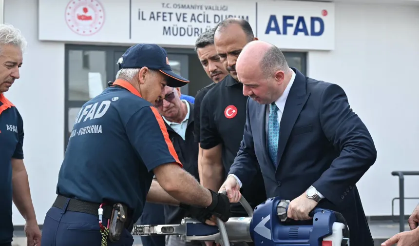 Vali Serdengeçti AFAD İl Müdürlüğü’nde İncelemelerde Bulundu