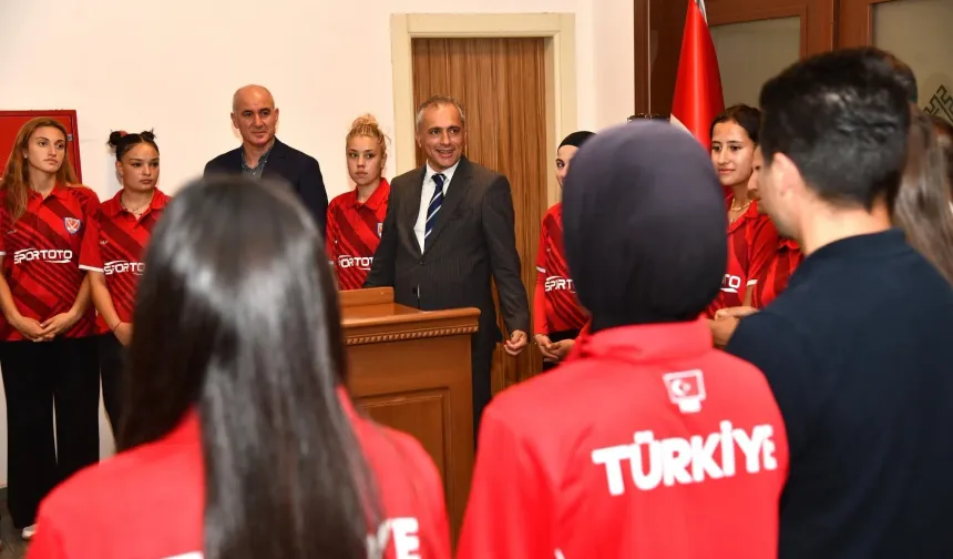 Kadınlar Hokey A Milli Takımı'ndan Başkan İbrahim Çenet'e Ziyaret