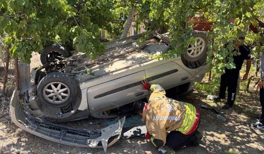 Kırıkhan’da otomobil takla atıp bahçeye uçtu