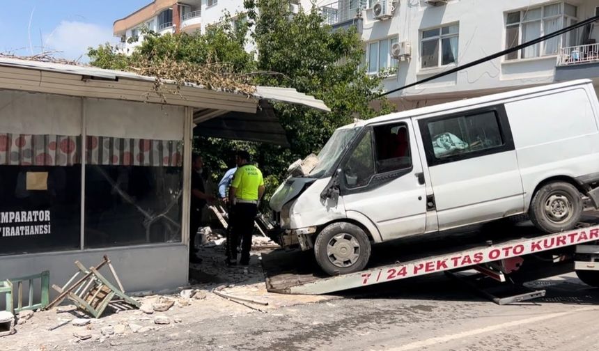 Osmaniye'de Kaza Sonrası Kontrolden Çıkan Minibüs Kıraathaneye Daldı! Ölü ve Yaralılar Var!