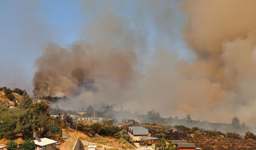 Kumluca, Kaş ve Alanya’da Orman Yangını! 10 Ev Yandı, 50 Ev Tahliye Edildi