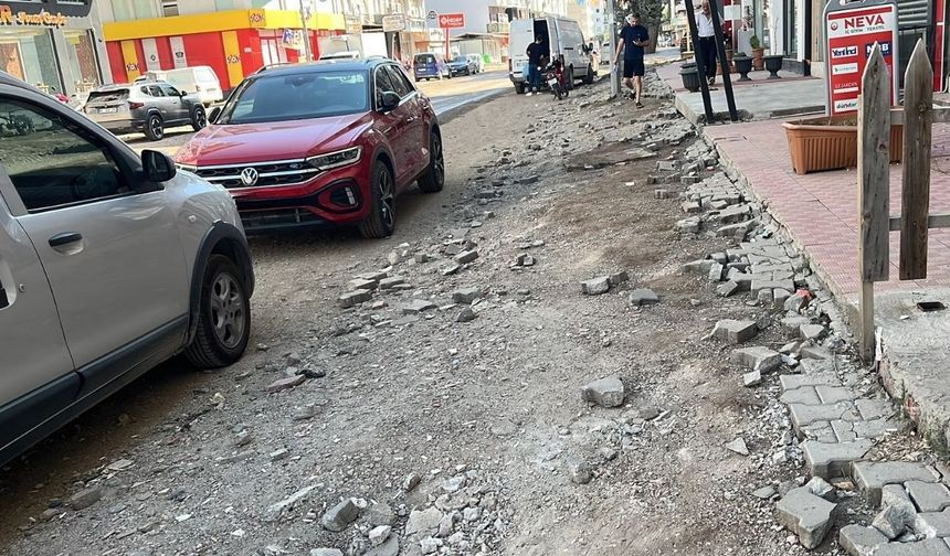 Akyar Caddesi Esnafından Kaldırım Tepkisi