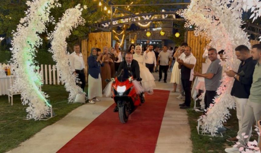 Gelin Arabası Yerine Yarış Motoru! Osmaniye'de Sıra Dışı Düğün