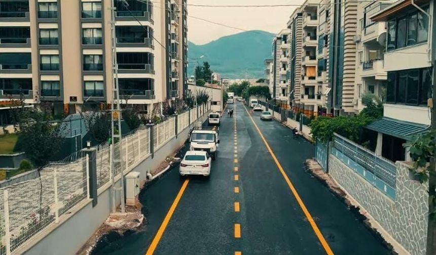 Osmaniye’de Adnan Menderes Mahallesi’nde Asfalt ve Yol Boyama Çalışmaları Sürüyor