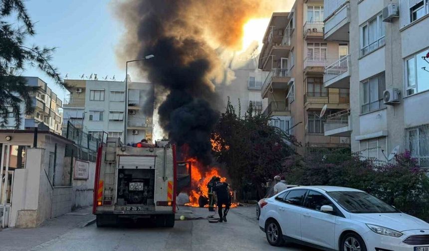 Antalya’da Park Halindeki Lüks Otomobil Alev Alev Yandı
