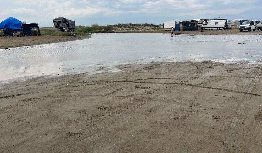 Burnaz Plajı Göle Döndü! Kumsalda İlerlemek Çileye Dönüştü