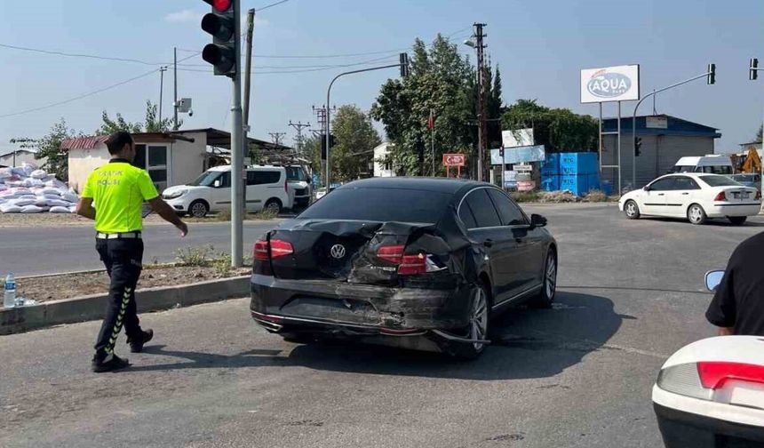 Osmaniye'de Işıklarda Bekleyen Araca Çarptı!