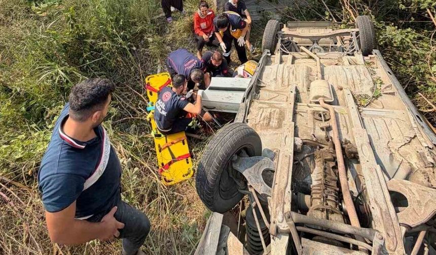 Kadirli’de Otomobil Tarlaya Uçtu, 3 Yaralı