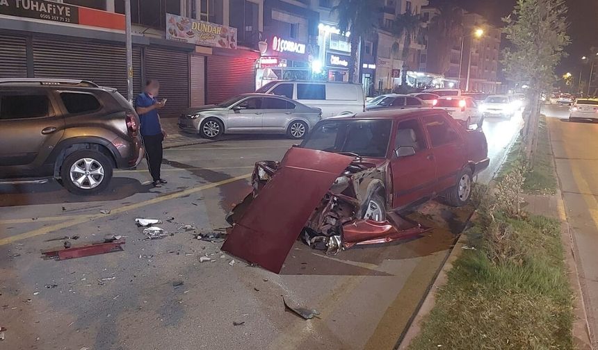 Osmaniye'deki Korkutan Kazada Çarpışan İki Otomobil Hurdaya Döndü!