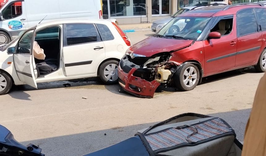 Toprakkale'de Korkutan Kaza! Çarpışan Araçlar Hurdaya Döndü