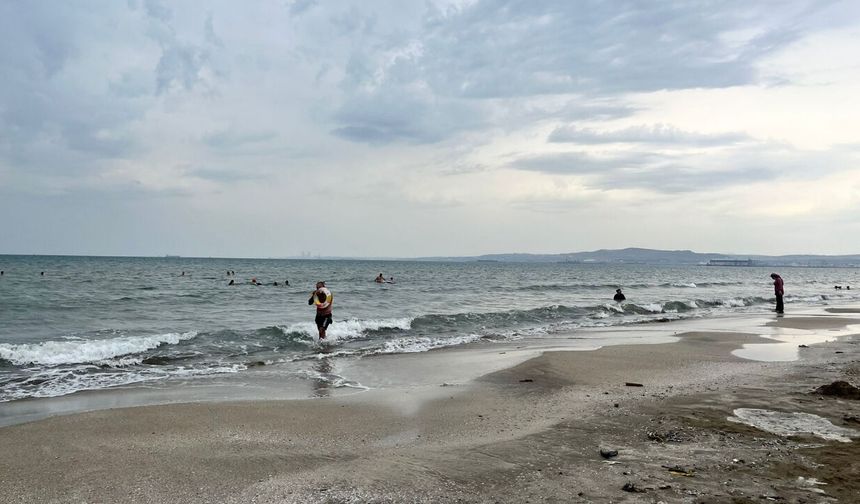 Hatay Erzin Burnaz Sahili’nde Yağmura Rağmen Deniz Yoğunluğu