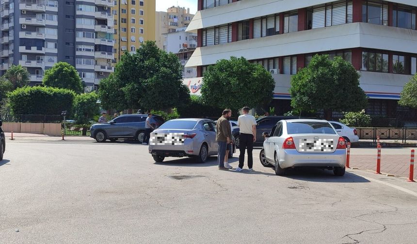 Adana Uğur Mumcu Meydanı'nda Trafik Kazası Meydana Geldi