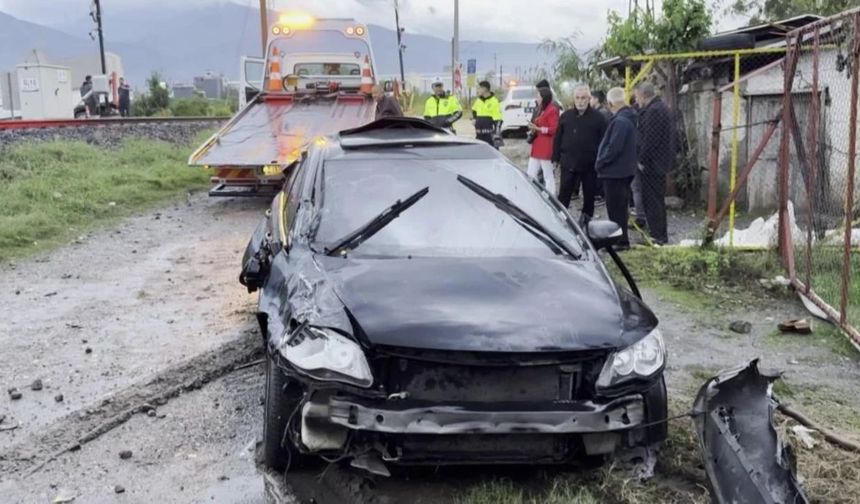 Dörtyol’da hemzemin geçitte tren otomobile çarptı: Anne öldü, oğlu yaralandı