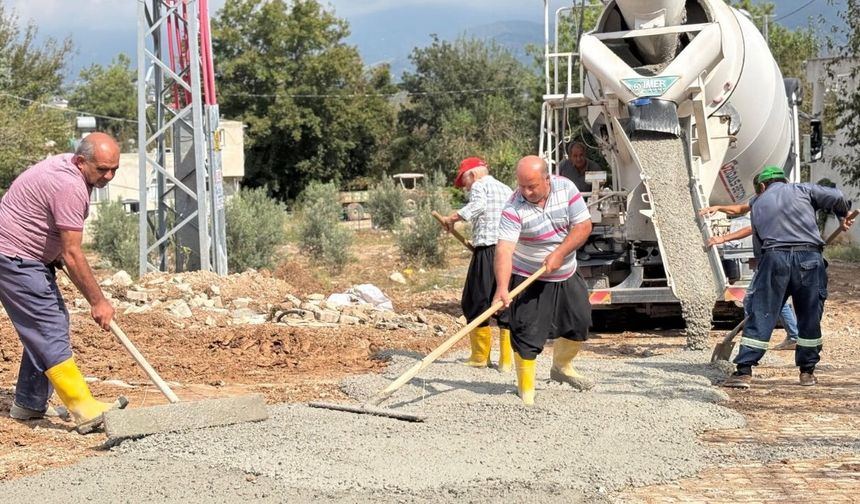 Ellek Turgut Özal Caddesi'ndeki Yol Sorununa Betonlu Çözüm