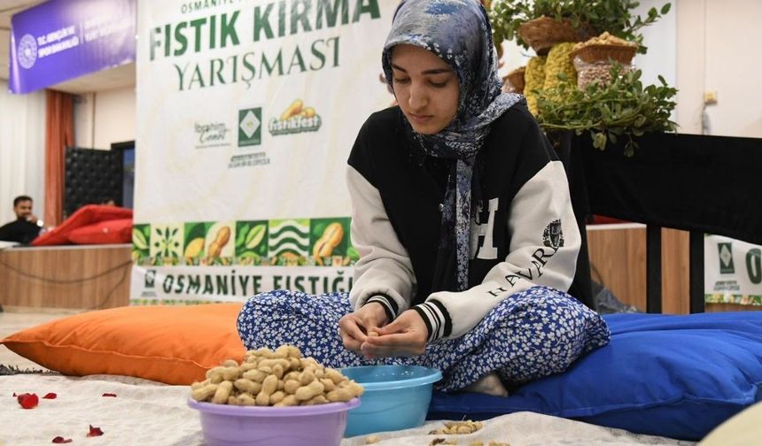 Osmaniye'de kız yurdunda fıstık kırma yarışı! Madalyayı en hızlı ayıklayanlar aldı