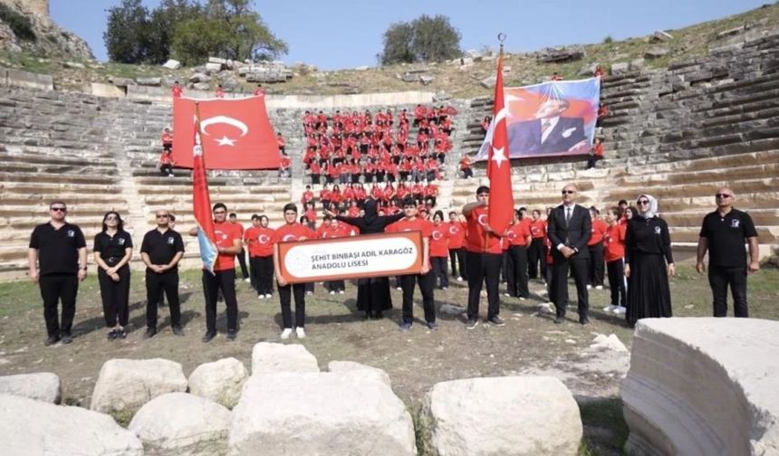 Öğrencilerden Kastabala Antik Kenti’nde Cumhuriyet Coşkusu