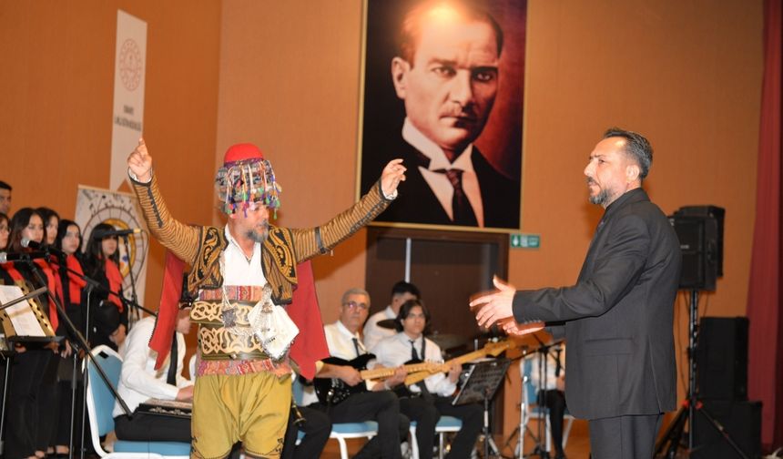 Osmaniye'de öğrencilerden 29 Ekim'e özel türkü konseri