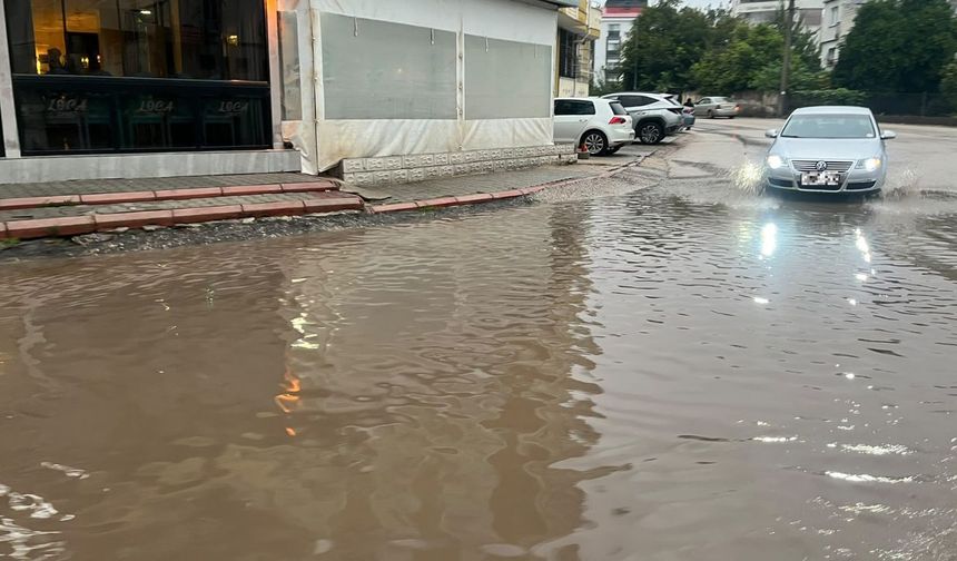 Osmaniye’de Sağanak Yağış Yolları Göle Çevirdi