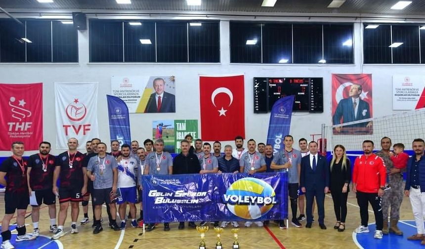 Osmaniye’de Voleybol Turnuvasının Şampiyonu Özel Harekât Oldu