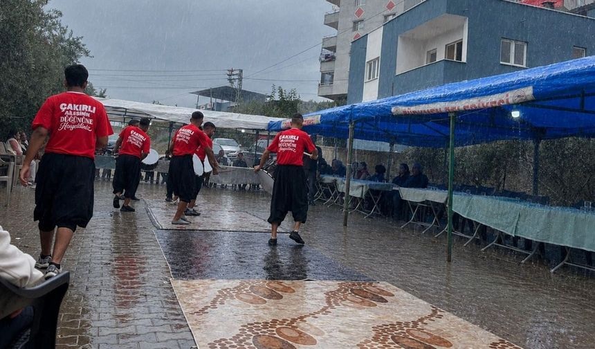 Osmaniye'de sırılsıklam davulcunun yağmur altındaki şovu kamerada...