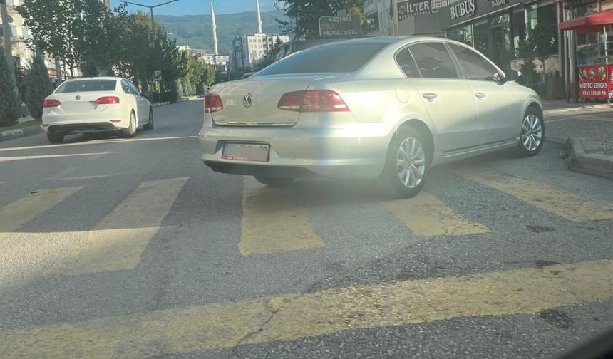 Osmaniye'de yaya geçidini otoparka çevirdi!