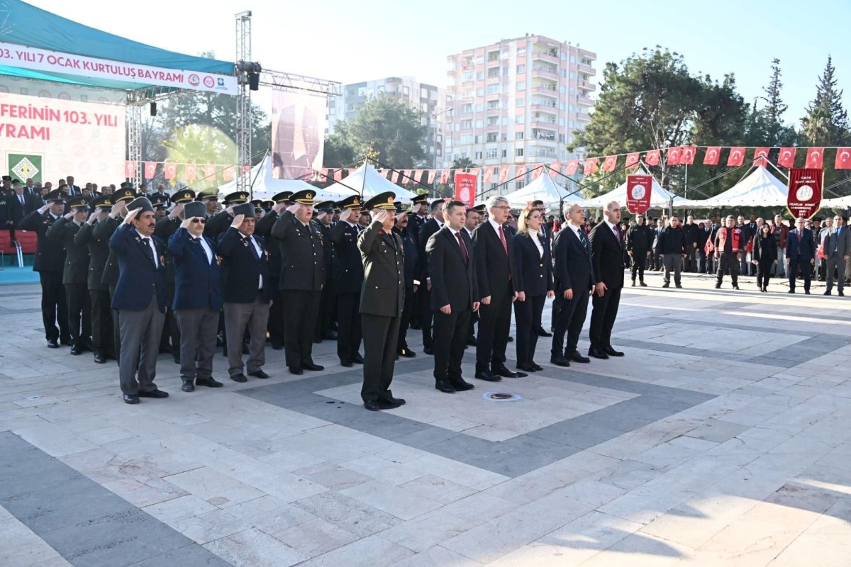 Atatürk Anıtına Çelenkler Sunuldu (1)