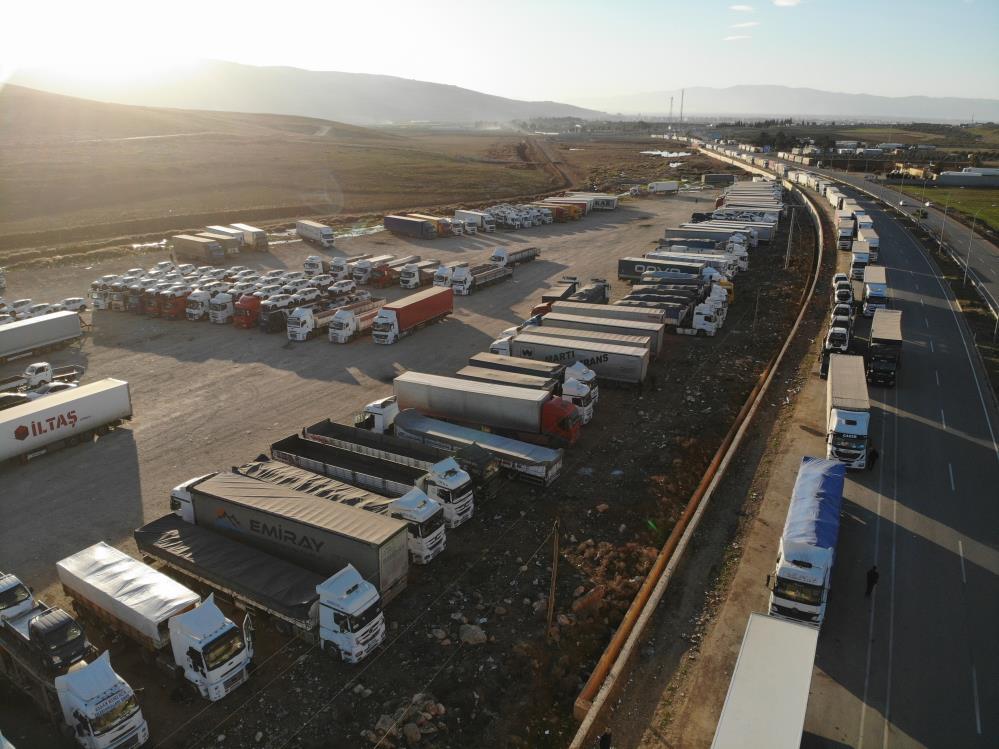 Suriye'ye Geçmek Için Bekleyen Tırlar Uzun Kuyruklar Oluşturdu (2)