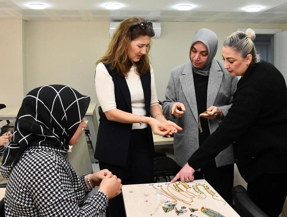 Başkan Çenet’in Eşi Ebru Çenet Çocukların Oyunlarına Katıldı (1)