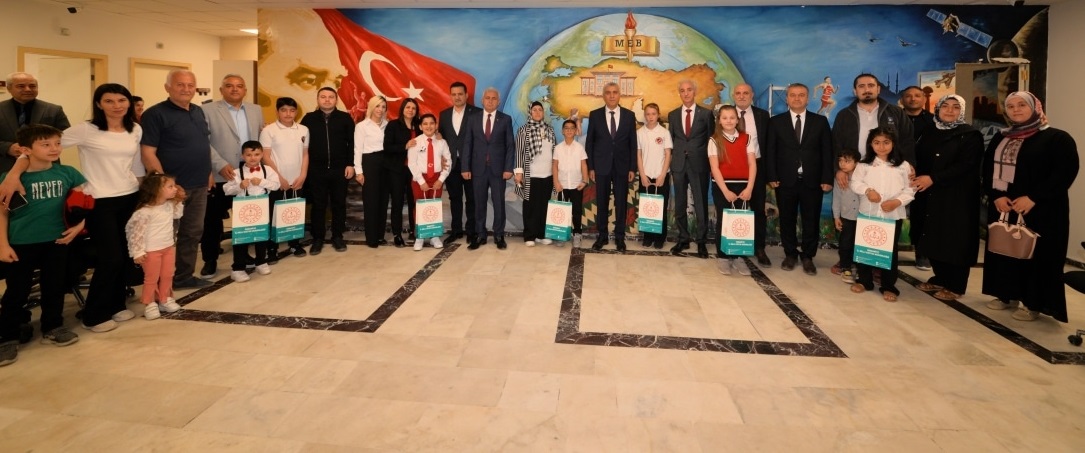 İstiklal Marşı Yarışmasında Başarılı Öğrencilere Ödül (2)