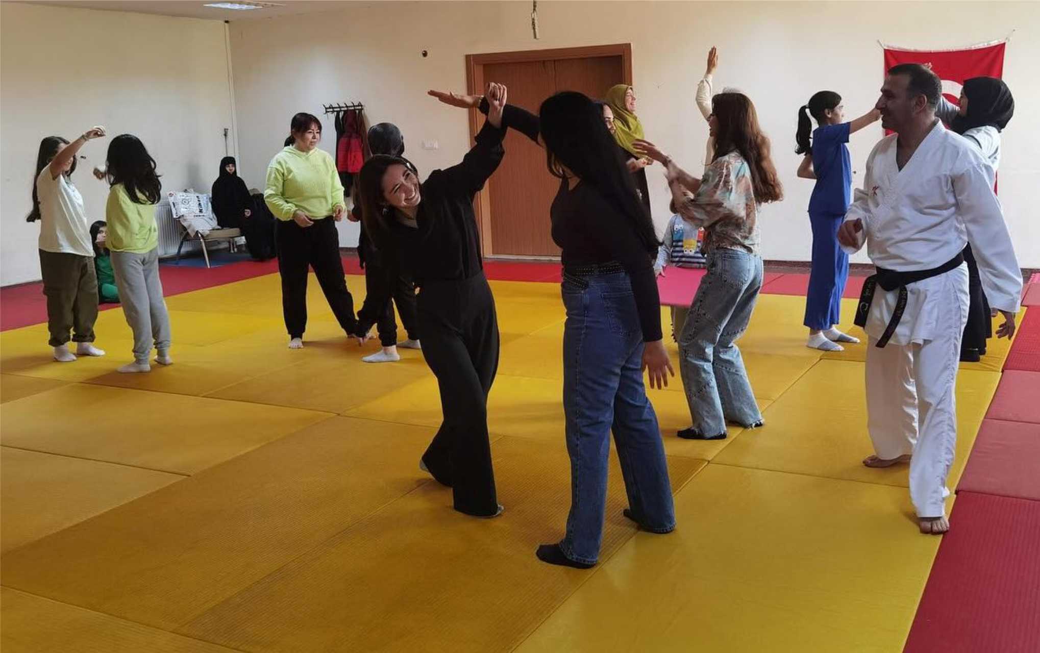 Kadınlar Günü’nde Karate Kursu Etkinliği (2)