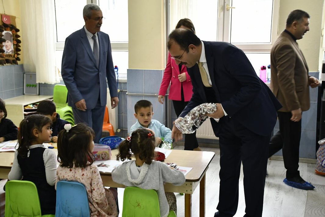 Kaymakam Erdinç Dolu, Bayram Hediyesi Dağıttı (2) Kopya