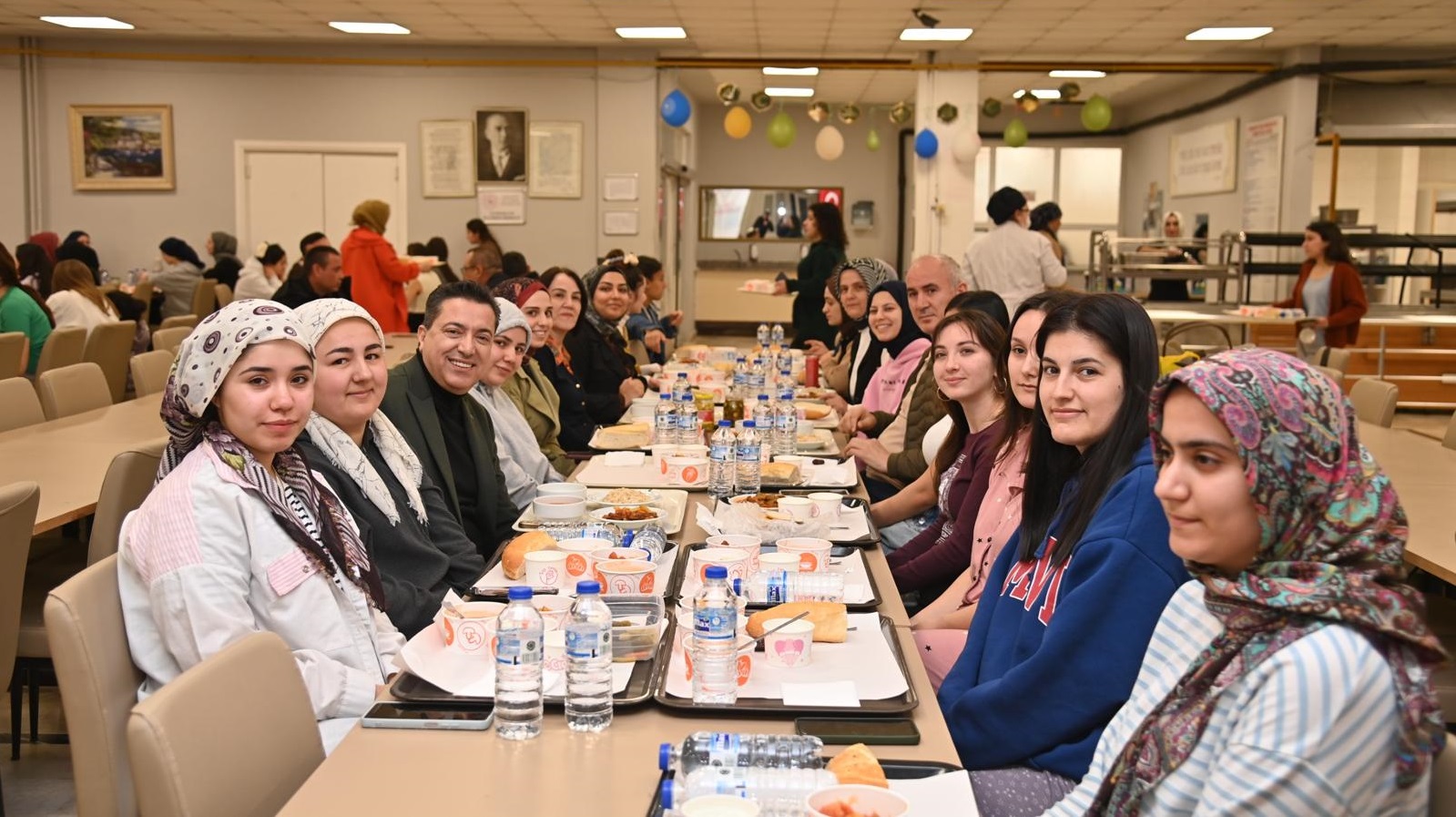   Rektör Uzun, Öğrencilerle İftar Yemeğinde Bir Araya Geldi (3)