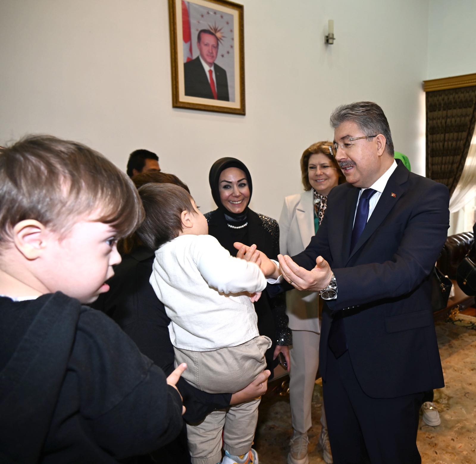 Vali Erdinç Yılmaz, Down Sendromlu Çocuklarla Bir Araya Geldi (3)