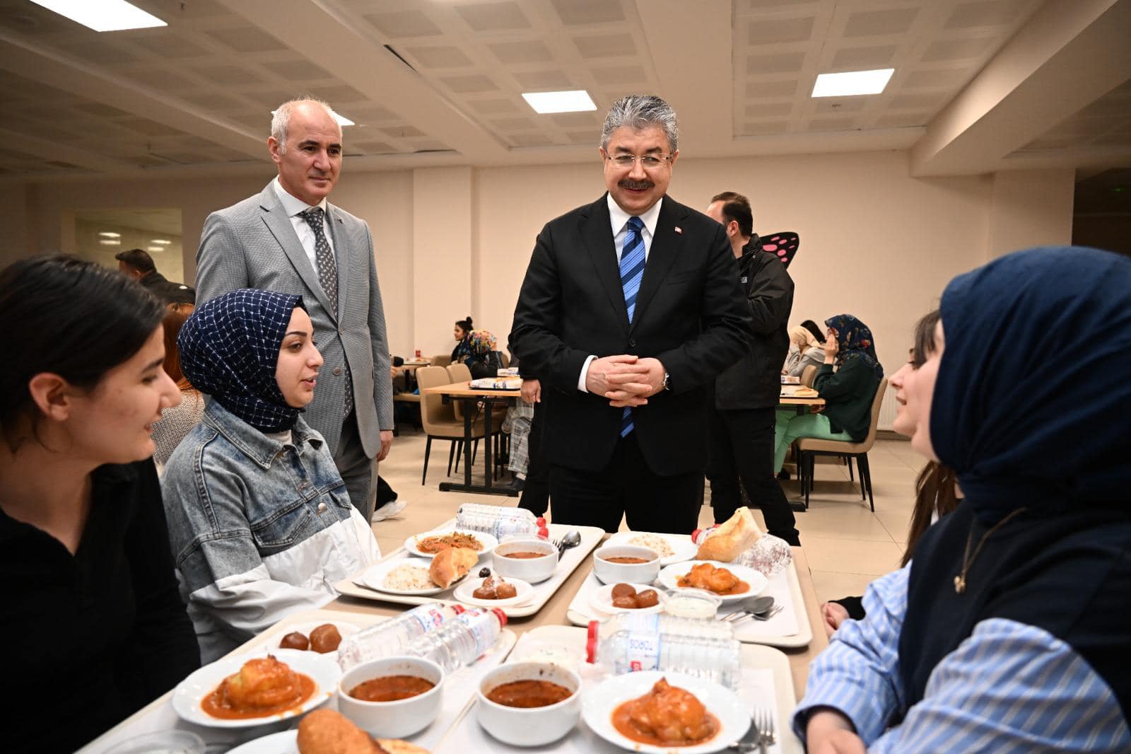 Vali Erdinç Yılmaz, Öğrencilerle İftarda Buluştu (3)