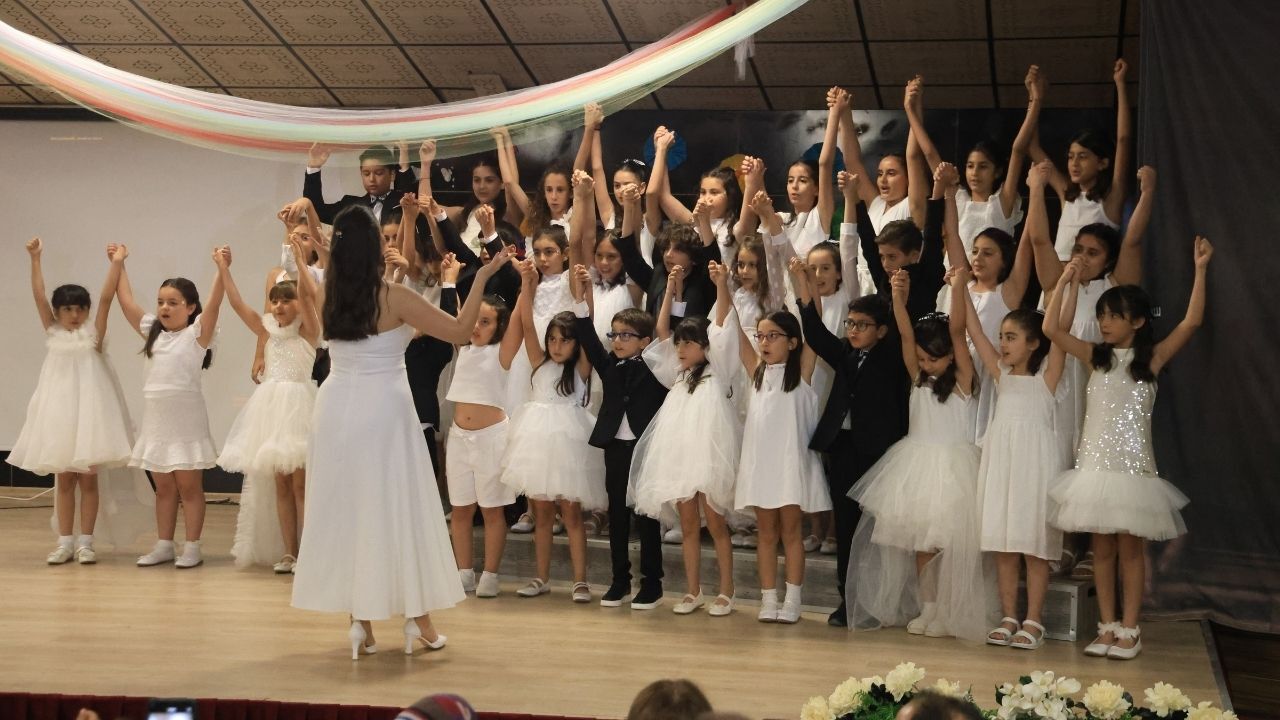 Depremzede Öğretmen Ve Öğrenciler (2)