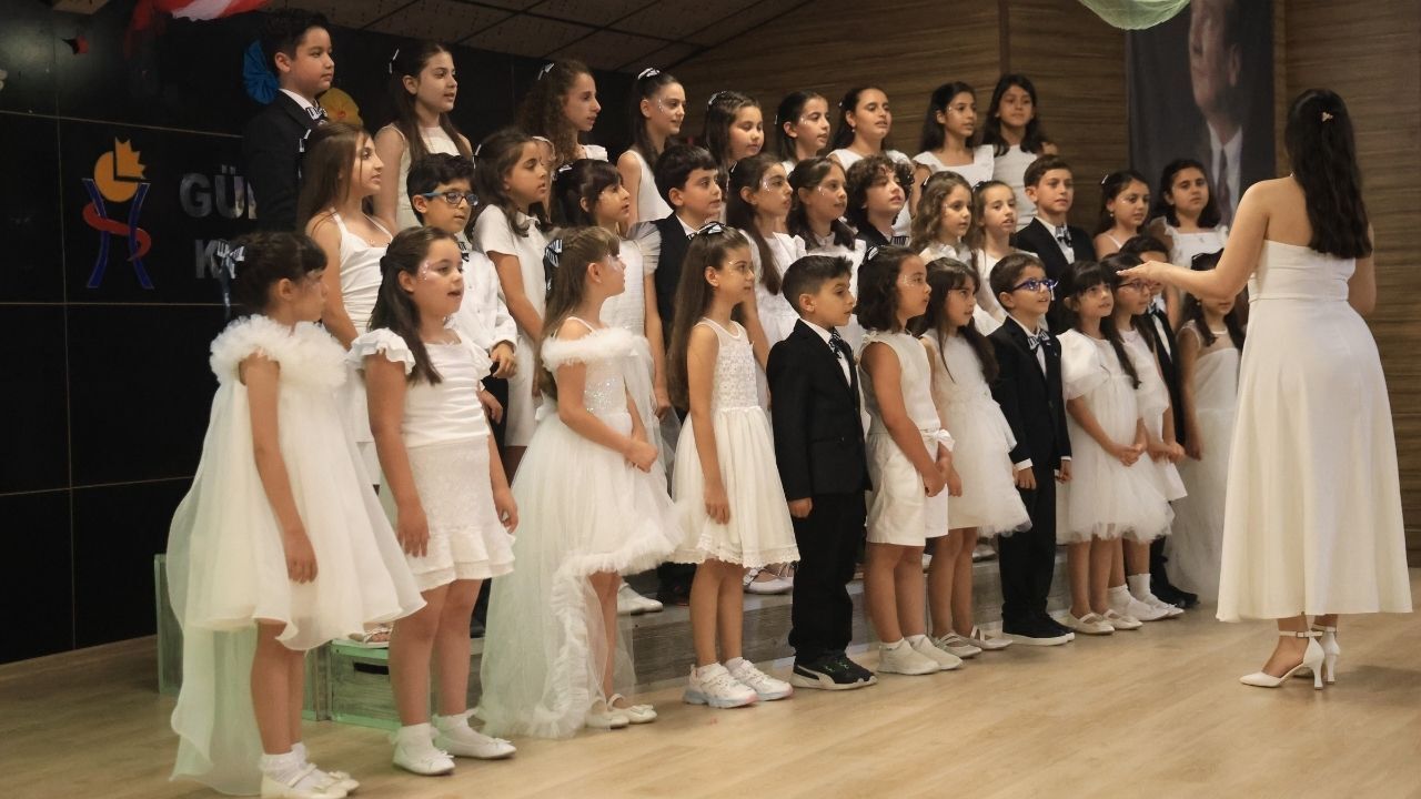 Depremzede Öğretmen Ve Öğrenciler (3)