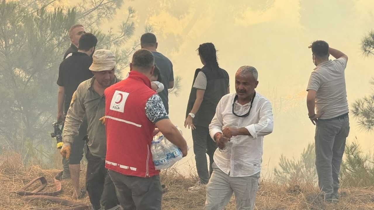 Osmaniye'deki Orman Yangınına Müdahale Sürerken Kızılay Ekipleri Sahada (2)