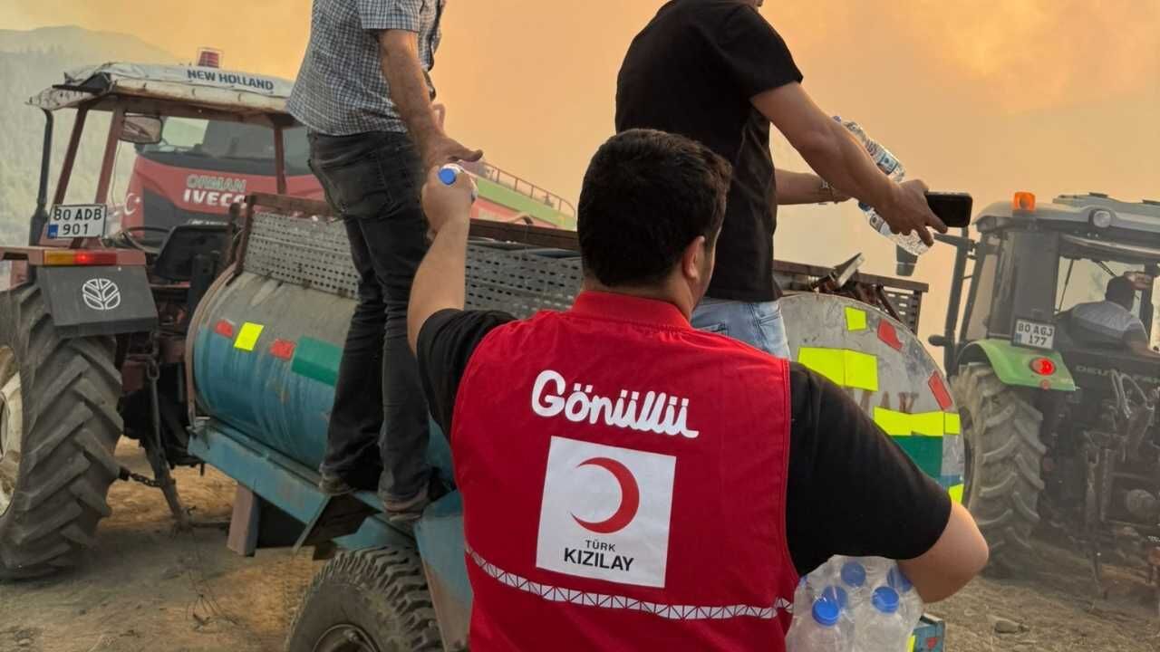 Osmaniye'deki Orman Yangınına Müdahale Sürerken Kızılay Ekipleri Sahada (3)