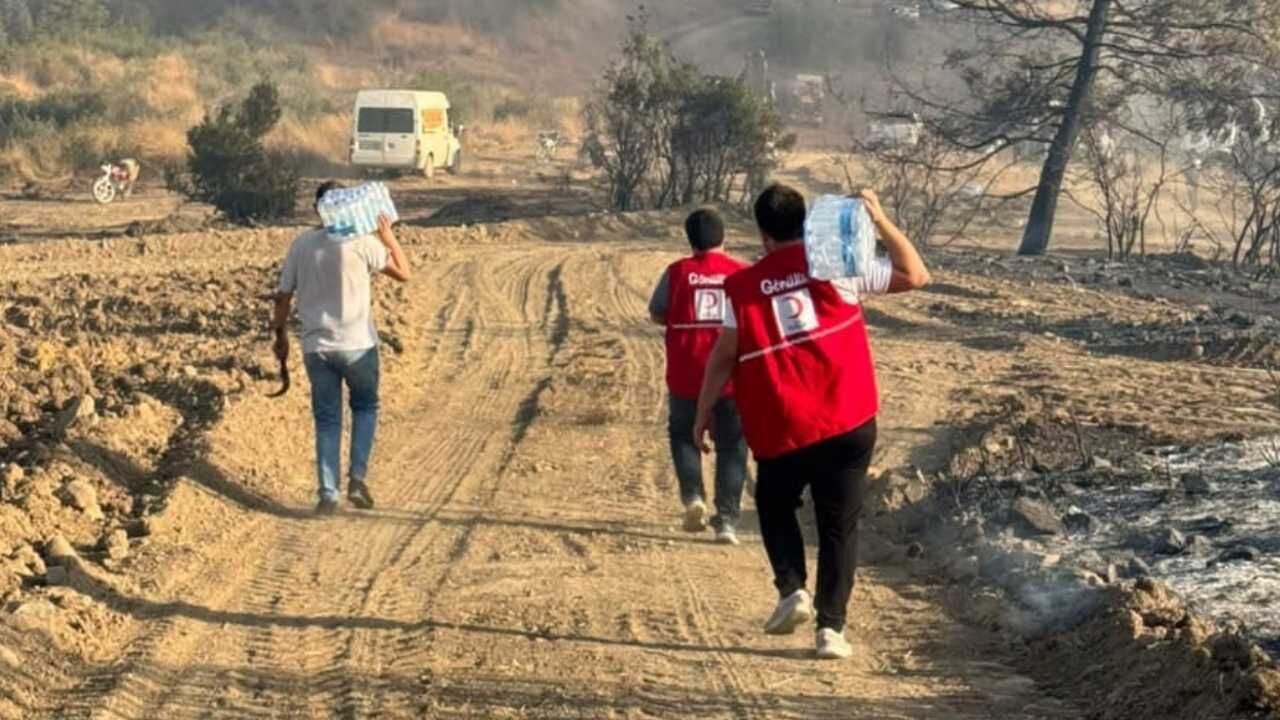 Osmaniye'deki Orman Yangınına Müdahale Sürerken Kızılay Ekipleri Sahada (5)