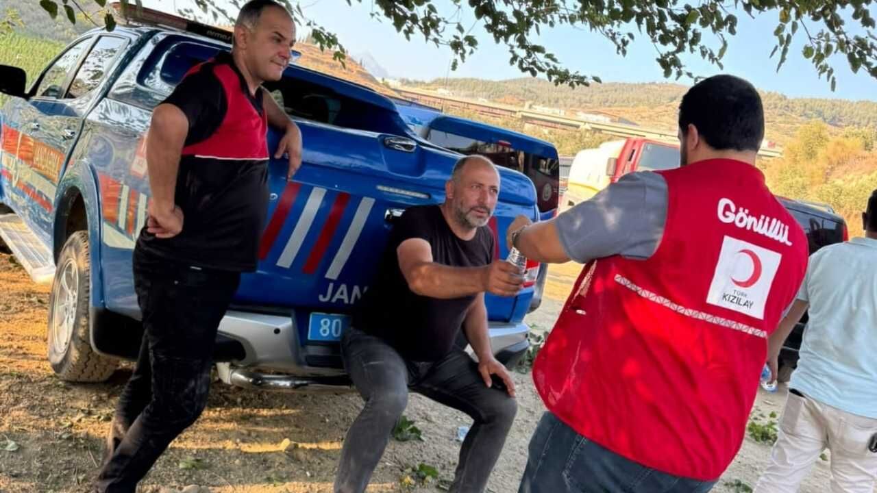 Osmaniye'deki Orman Yangınına Müdahale Sürerken Kızılay Ekipleri Sahada (6)
