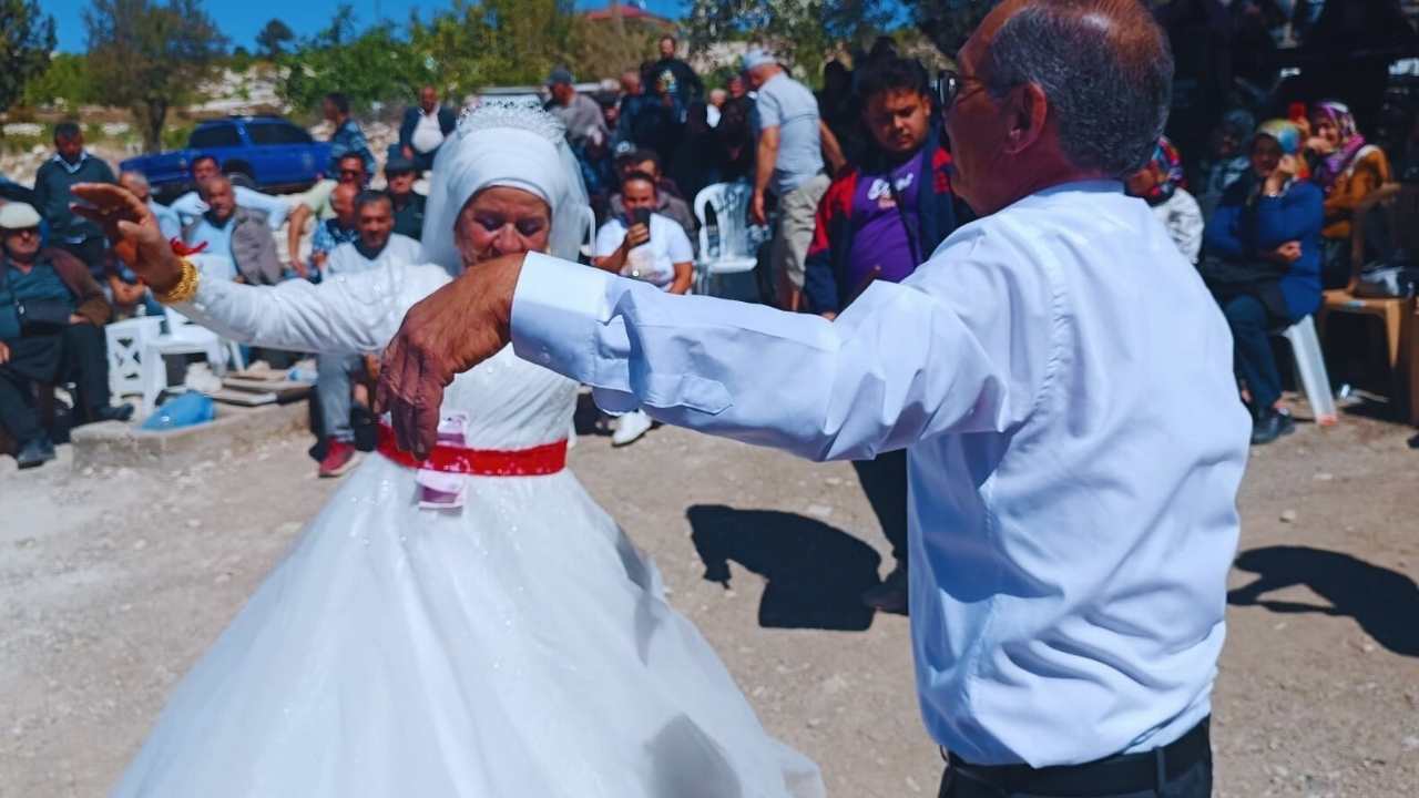 40 Yıl Sonra Düğün Yaptılar.jpg 4