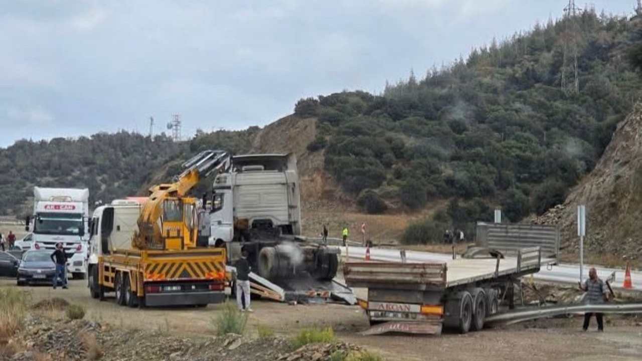 Gaziantep–Osmaniye Yolunda Tehlikeli Anlar Kaygan Zeminde Kontrolden Çıkan Tanker Devrildi (2)